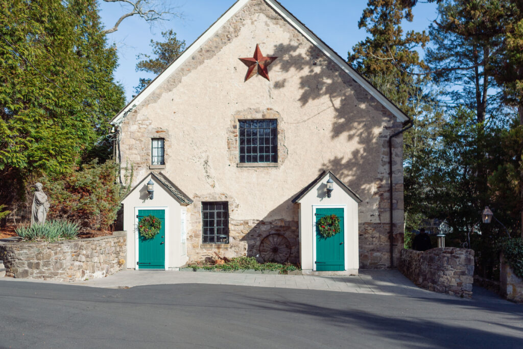The historic Holly Hedge Estate in New Hope, Pennsylvania is one of Bucks County’s most charming wedding venues, known for its stone architecture, beautiful grounds, and warm atmosphere year-round.