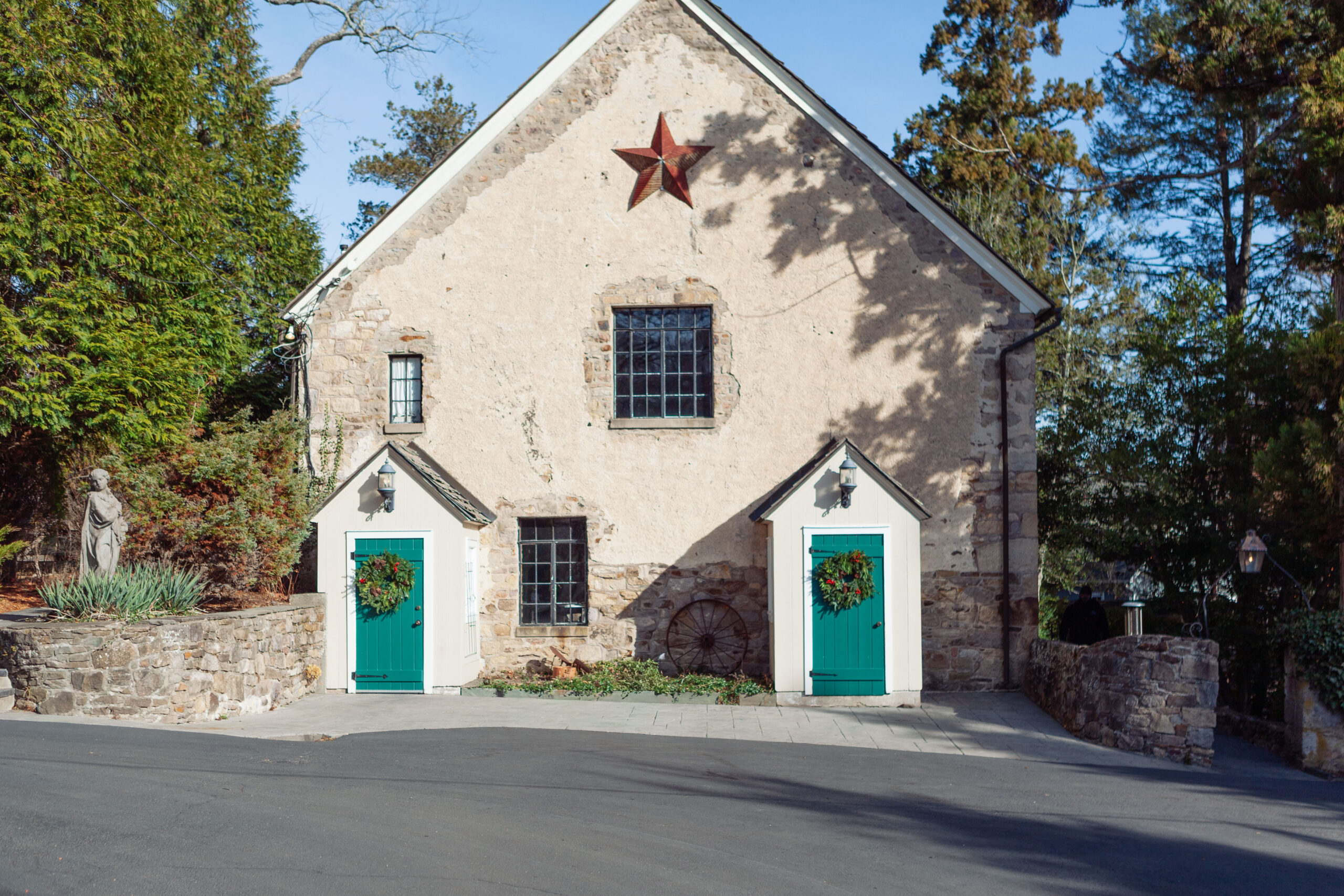The historic Holly Hedge Estate in New Hope, Pennsylvania is one of Bucks County’s most charming wedding venues, known for its stone architecture, beautiful grounds, and warm atmosphere year-round.